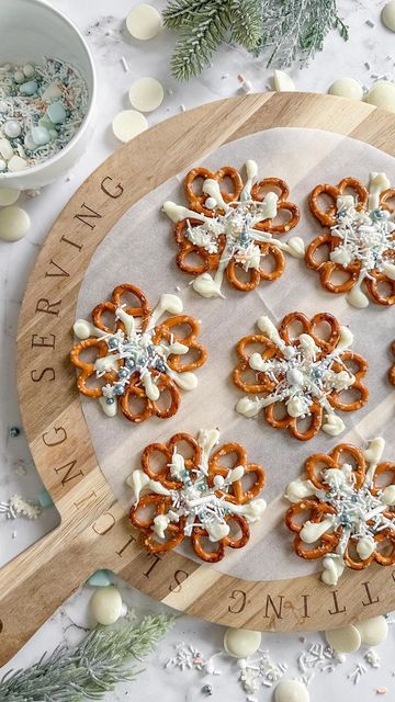 Pretzel Snowflakes, Pretzel Candies, Christmas Pretzels, Chocolate Store, Bake Christmas, Melted White Chocolate, Food Decorations, Xmas Treats, Christmas Food Gifts