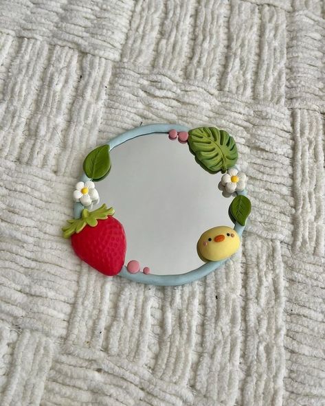 Cute Clay Mirror, Cute Mirror Designs, Polymer Clay Mirror Frame Diy, Clay Mirror Ideas, Clay Mirror Diy, Mirror Craft Ideas, Custom Mirrors Diy, Mirror Customization, Mirror Clay Art