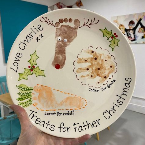 Diy Santa Plate Kids, Christmas Plates Kids, Diy Christmas Plate, Personalized Christmas Plates, Xmas Plates, Baby Christmas Crafts, Baby Art Crafts, Christmas Eve Plate, Baby Footprint Art