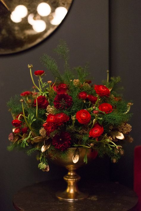 Christmas Floral Table Arrangements, Commercial Holiday Decor, Red Christmas Flower, Rose Gold Centerpiece, Red Dahlias, Christmas Arrangements Centerpieces, Red Flower Arrangements, Red Rose Arrangements, Xmas Flowers