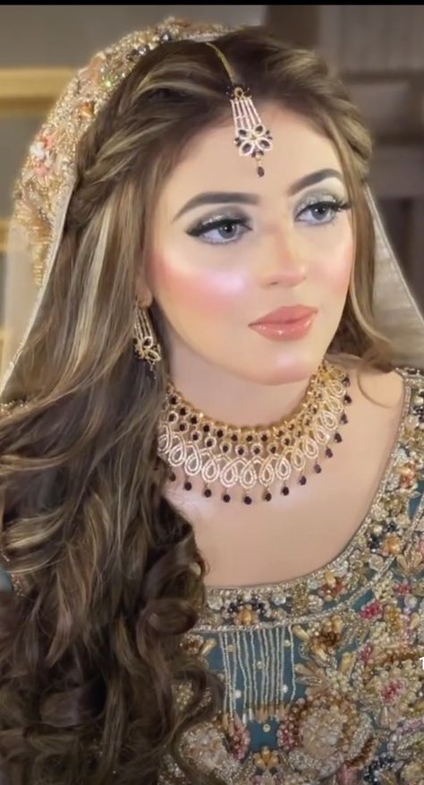 Nikkah Bridal Hairstyles, Nikkah Looks Simple, Muslim Bride Hairstyle, Walima Hairstyles Brides, Bridal Hair Styles Indian Weddings, Shaadi Makeup, Pakistani Bride Hairstyle, Walima Outfit, Walima Brides