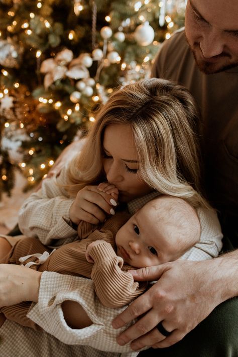 christmas family photos,babys first christmas photos Newborn Christmas Pictures, Christmas Photography Family, Baby Christmas Photography, Newborn Christmas Photos, Christmas Baby Pictures, Christmas Poses, Christmas Family Photoshoot, Family Photos With Baby, Baby Christmas Photos