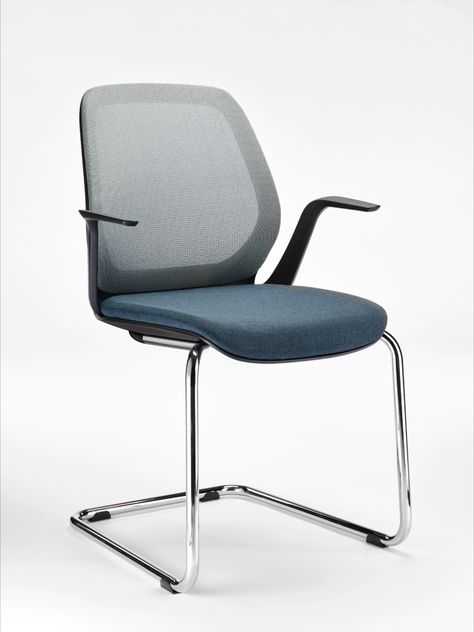 Due to its versatile design options, the se:flex visitor chair is universally and flexibly applicable. Depending on individual preferences, it is possible to choose between a four-leg chair and a cantilever chair, with or without armrests. Furthermore, there is a wide choice of frame colours, mesh membrane and slim upholstery. Regardless of which version of the visitor chair you choose: It welcomes everyone. Comfy Office Chair, Modular Office Furniture, Modular Chair, Modular Office, Conference Chair, Sales Center, Office Chair Design, Living Room Essentials, Wooden Chairs