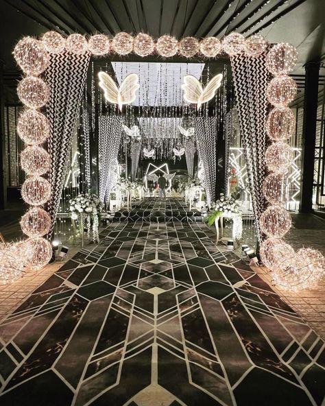 Sangeet Pathway Decor, Wedding Entry Ideas Reception Entrance, Mirror Walkway Wedding, Sangeet Passage Decor, Night Decoration Wedding, Wedding Passage Decoration, Event Gate Design Entrance, Wedding Pathway Decor, Cocktail Party Decorations Night