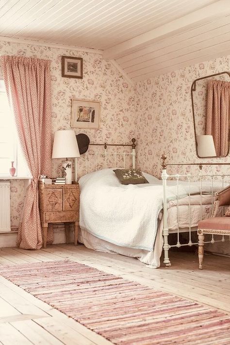 Old Fashioned Bedroom, Comfy Bedroom, Bilik Tidur, Cottage Bedroom, Shabby Chic Bedroom, Vintage Bedroom, Cottage Interiors, Bedroom Vintage, Chic Bedroom