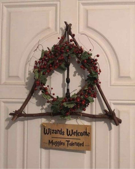 Hogwarts Christmas Decorations, Christmas Harry Potter Aesthetic, Christmas Harry Potter Decoration, Crhitsmas Ideas, Harry Potter Theme Christmas, Harry Potter Wreath, Harry Potter Themed Christmas, Harry Potter Christmas Decorations, Harry Potter Halloween Party