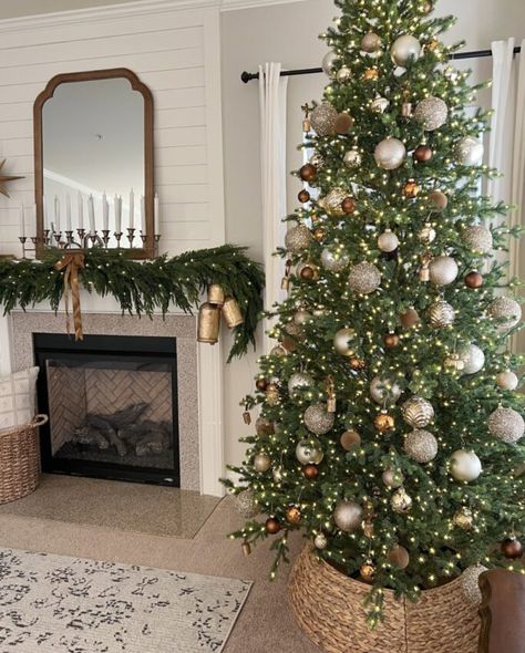 9ft Christmas Tree Collar, 9 Ft Christmas Tree Decorating Ideas, Transitional Christmas Tree, 9 Ft Christmas Tree, Room Ideas Christmas, Christmas Room Ideas, Christmas Decor Outside, Christmas Hygge, Room Decor Christmas