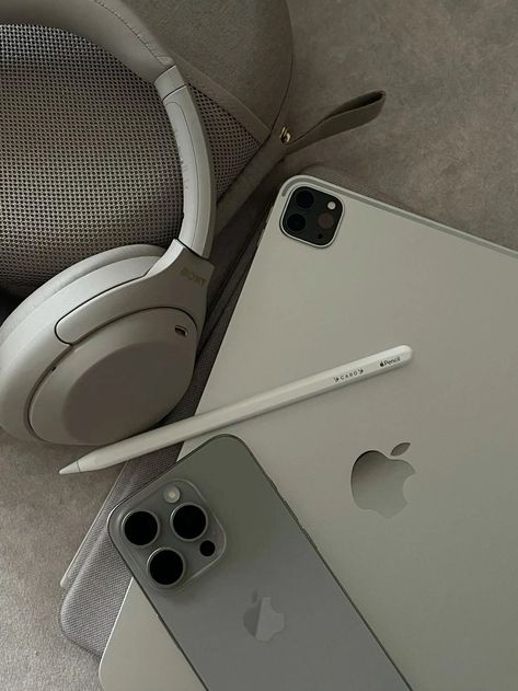 Iphone Products Aesthetic, Ipad Pro Silver Aesthetic, Apple Things Aesthetic, Iphone And Ipad Aesthetic, Apple Phone Aesthetic, Iphone Pro Aesthetic, Ipad Iphone Aesthetic, Ipad 11 Pro Aesthetic, Go Pro Aesthetic