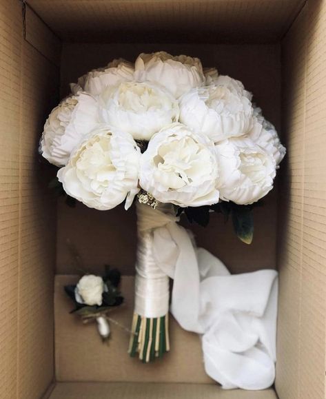 Afterparty Dress, South Of France Wedding, White Peonies Bouquet, Wedding Ring Oval, Dress Tuxedo, Simple Wedding Bouquets, Frida Aasen, Bridal Bouquet Peonies, Peony Bouquet Wedding