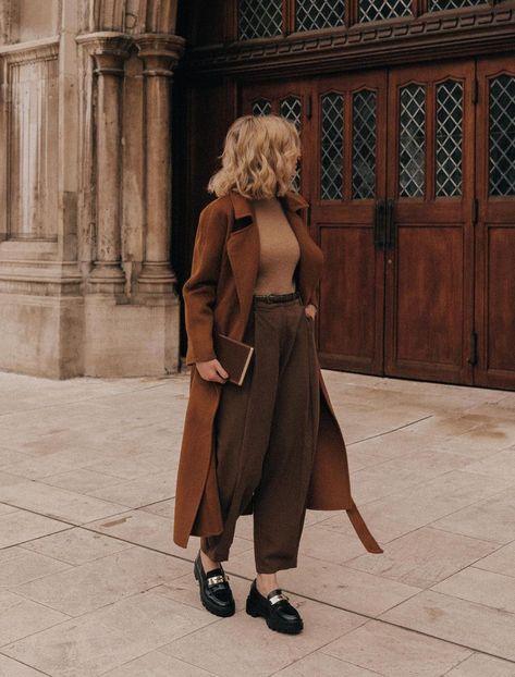 Aesthetic Fall Winter Outfits, Dark Academia Holiday Outfits, Dark Academia Coat Outfit, Brown And Black Striped Sweater Outfit, Dark Academia Outfit Shoes, Business Casual Dark Academia, Autumn Vintage Outfit, Dark Academia Business Casual, Dark Brown Trousers Outfit Women