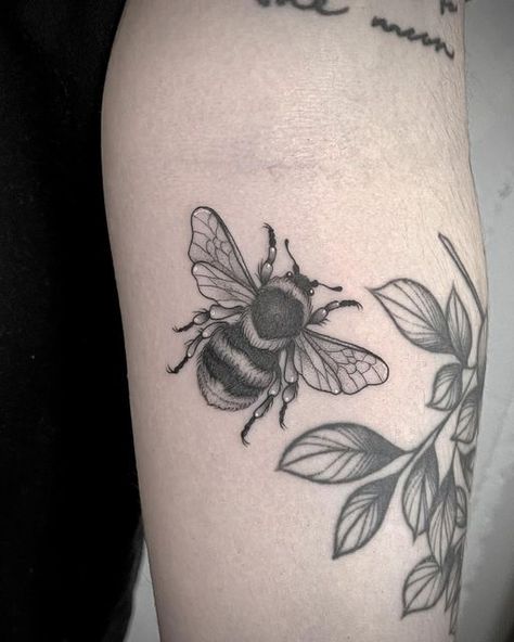 Bee And Flower Tattoo, Cat Tats, Small Bee Tattoo, Honey Bee Tattoo, Bumble Bee Tattoo, Flying Tattoo, Mark Tattoo, Bug Tattoo, Insect Tattoo