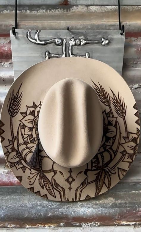 Hat Design Ideas Art, Wood Burned Cowboy Hats, Decorate Hats Diy, Wood Burning Felt Hats, Hat Designs Ideas, Wood Burn Hat Design, Cowboy Hat Burning, Burned Hat Design Ideas, Burning Hats Diy