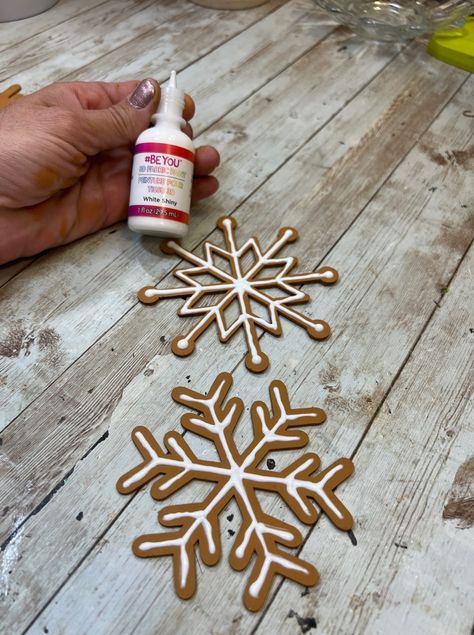 Office Gingerbread Decorations, Gingerbread House Themed Christmas Decor Diy, Diy Ginger Bread Ornaments, Diy Gingerbread Christmas Decorations, Gingerbread Paint Color, Diy Gingerbread Man Ornaments, Diy Gingerbread Decorations Ideas, Ginger Bread Diy Decorations, Diy Gingerbread House Decor