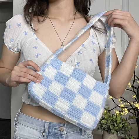 Best Yarn For Crochet Bag, Checkered Shoulder Bag Crochet, Checkered Bag Crochet Pattern Free, Checkered Purse Crochet, Crochet Checkered Bag Tutorial, Crochet Shoulder Purse, Bag Crochet Pattern Free Tutorials, Free Crochet Messenger Bag Patterns, Cute Crochet Bags Free Pattern