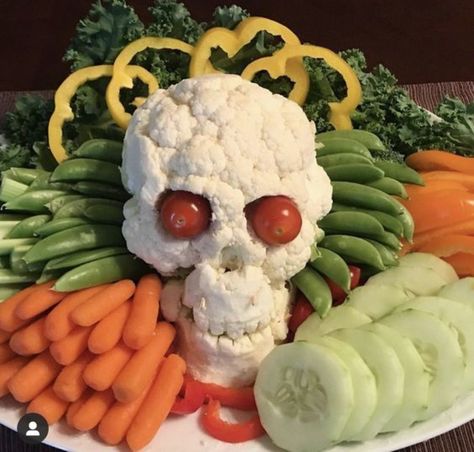 Veggie Tray Ideas, Halloween Veggie Tray, Puking Pumpkin, Buffet Halloween, Pumpkin Vegetable, Healthy Halloween Snacks, Halloween Baby Shower Theme, Vegetable Tray, Kid Friendly Halloween