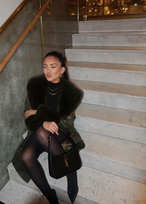 Fashion outfit date night look leather trench coat faux fur Saint Laurent stilettos Elegantes Party Outfit, Winter Night Outfit, Night Outfits Winter, Winter Date Night Outfits, Nyc Outfits, New York Outfits, London Outfit, Eve Outfit, Looks Party