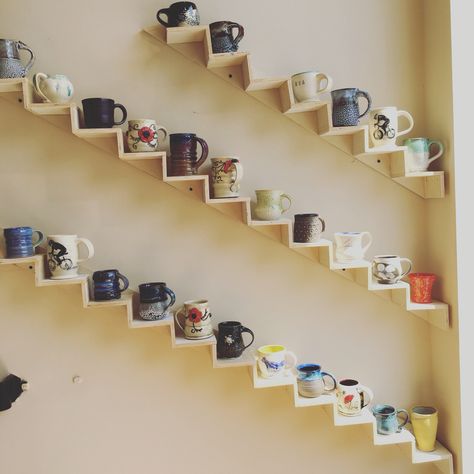 Clever wall display for ceramic mugs and cups. Mugs In Kitchen, Display Mugs, Coffee Mug Storage, Deco Disney, Coffee Mug Display, Mug Storage, Coffee Mug Holder, Mug Display, Coffee Bar Home