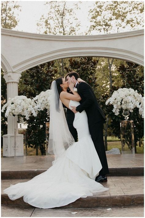 First Kiss At Wedding Pictures, Wedding Photo First Kiss, Outside Wedding Ceremony Photography, Off Guard Wedding Photos, Wedding Alter Kiss Pictures, Wedding Ceremony Kiss Pose, Ceremony Kiss Pose, First Kiss Picture Wedding, Isle Photos Wedding