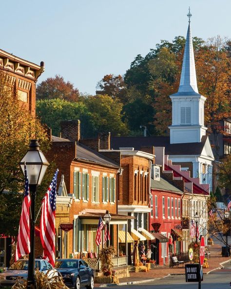 Southern Lady Magazine on Instagram: “Nestled in the mountainous northeast corner of Tennessee, Jonesborough’s winding brick sidewalks are lined with charming shops and eateries…” Brick Sidewalk, Town Aesthetic, Small Town Life, Southern Lady, Southern Ladies, Main Street Usa, Small Town Girl, New England Style, Urban Sketching