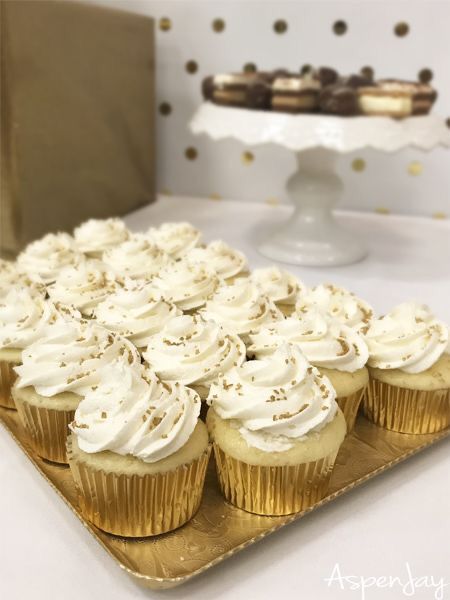 Gold And White Party, Party Table Ideas, 30th Birthday Ideas For Women, Golden Birthday Parties, Mickey Mouse Cupcakes, Gold Dessert, Gold Cupcakes, Gold Birthday Cake, All White Party