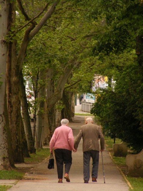 Old Couple In Love, Old People Love, Cute Old Couples, Older Couple, Elderly Couples, Growing Old Together, رعب نفسي, Grow Old, Old Couples