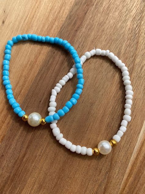 Small Beads Bracelets Ideas Aesthetic, Bracelet Ideas For Small Business, Clay Bead Bracelet Ideas With Pearls, Bracelet Ideas Small Beads, Bracelet Color Combos Beads, Sea Bead Bracelets Ideas, Breclate Design, Sea Bead Bracelets, Bracelets Small Beads