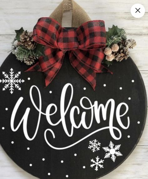 Welcome Sign Front Door Xmas, Metal Christmas Signs Diy, Welcome Winter Sign, Winter Front Door Sign, Christmas Welcome Signs Round, Round Winter Signs, Welcome Sign Front Door Christmas, Winter Welcome Sign Front Door, Winter Round Wood Signs