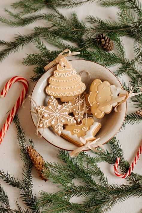 Christmas mood · Pexels Gingerbread Cookies Photography, Christmas Food Photography, Christmas Pastries, Christmas Flatlay, Christmas Shoot, Xmas Food, Christmas Photography, Christmas Photoshoot, Co Workers