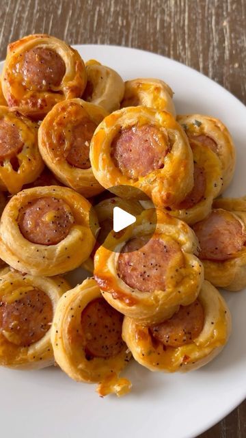 britscookin’ on Instagram: "Pigs in a blanket! #appetizers #easyrecipes #thanksgiving #christmas #holidayrecipes #fingerfood" Savory Apps, Party Snacks Easy, Superbowl Appetizers, Thanksgiving 2024, Catering Ideas Food, Appetizers Easy Finger Food, Finger Foods Easy, Christmas Recipe, Tailgate Food