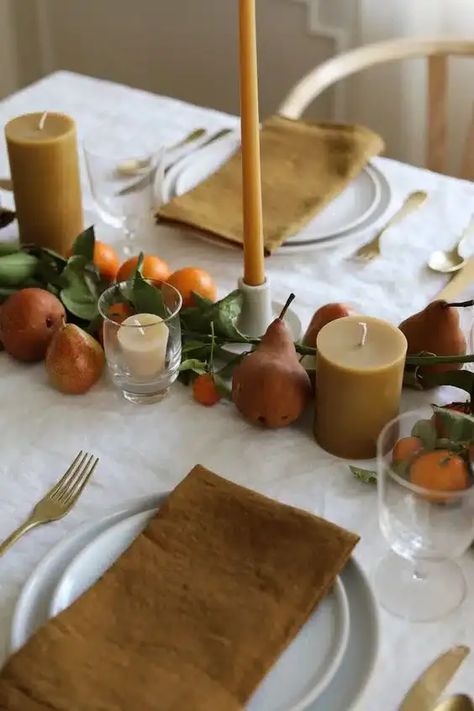 Chic Thanksgiving Table Setting, Minimal Thanksgiving Decor, Eclectic Table Settings, Minimalist Thanksgiving Table, Eclectic Thanksgiving, Thanksgiving Decorations Table Setting, Simple Thanksgiving Table Decor, Thanksgiving Dinner Table Setting, Simple Thanksgiving Table