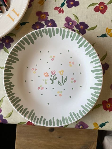 Small Plate Pottery Painting, Simple Plate Painting Ideas, Simple Painted Pottery, Painted Pottery Ideas Easy, Plate Painting Ideas Diy Easy, Floral Painted Pottery, Flower Ceramic Plate, Painted Pottery Plates Ideas, Pottery Painting Birthday Plate