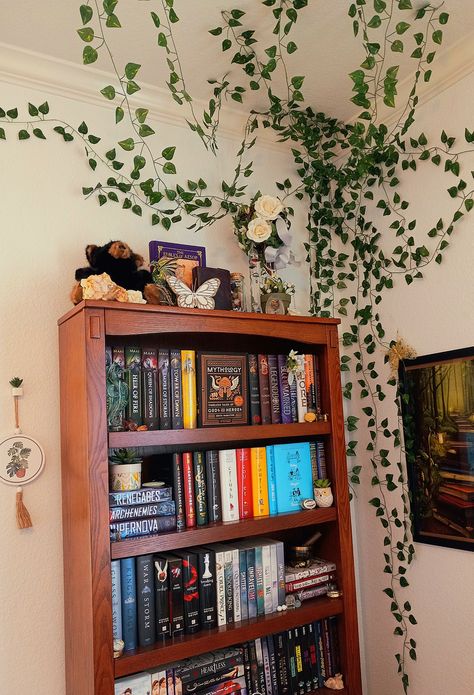 Aesthetic bookshelf decor inspiration Brown Bookshelf Aesthetic, Aesthetic Bookshelf Decor, Room With Bookshelves, Brown Bookshelf, Pretty Bookshelves, Brown Bookshelves, Bookshelf Inspo, Dark Brown Table, Aesthetic Bookshelf