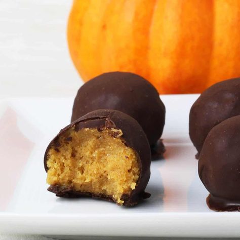 All the flavor of pumpkin pie in a protein packed, chocolate covered bite. These easy, no-bake Protein Pumpkin Balls are delicious! Pumpkin Pie Balls, Protein Cake Pops, Pumpkin Protein Balls, Pie Balls, Easy Protein Snacks, Protein Snacks Recipes, Cake Batter Protein, Baking With Protein Powder, Pumpkin Balls