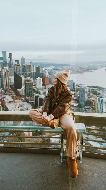 Cindy | Travel & Lifestyle Creator on Instagram: "One of the best views of Seattle and one of the most iconic landmarks in the Pacific Northwest 🌃✨ . 📍The Space Needle . The needle is easily one of my favorite experiences in Seattle, I visit every time I’m in the area! The views are absolutely breathtaking, you can even see Mt. Rainier at a distance! 🏔️They also have a café, a wine bar, and a lounge, so you can wine and dine at the top! 🥂 But the coolest part is the The Loupe - the world’s first and only rotating glass floor! 🤩 . Is the Space Needle on your bucket list? . #seattle #seattlelife #seattlewashington #travel #explorewashington #washingtonexplored #pnw #pnwadventures #bucketlist #pnwlife #spaceneedle" Space Needle Seattle Poses, Seattle Coffee Aesthetic, Space Needle Photo Ideas, Seattle Pictures Ideas, Space Needle Seattle Photography, Seattle In December, Seattle Photoshoot, Seattle Outfits, Aesthetic Seattle