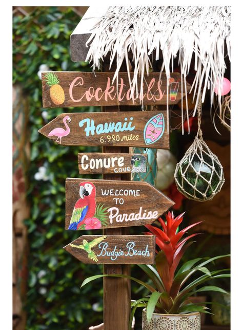 Hawai Party, Tropical Paradise Theme, Tropical Garden Party, Garden Jungle, Tropical Centerpieces, Winchester Hampshire, Tiki Bar Decor, Fiesta Tropical, Hawaii Party