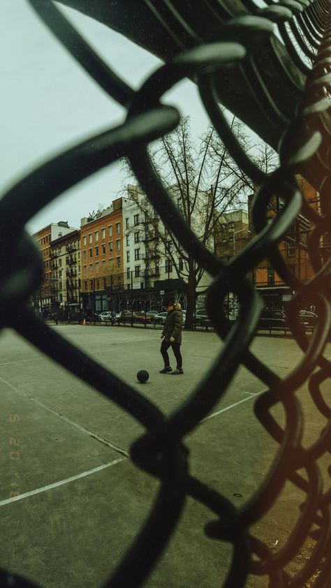 Foreground Background Photography, 90s Urban Aesthetic, Soft Urban Aesthetic, Photojournalism Photography Ideas, Street Photography Of People, Random Street Photography, Urban Nature Photography, Urban Grunge Photography, Street Photographer Aesthetic