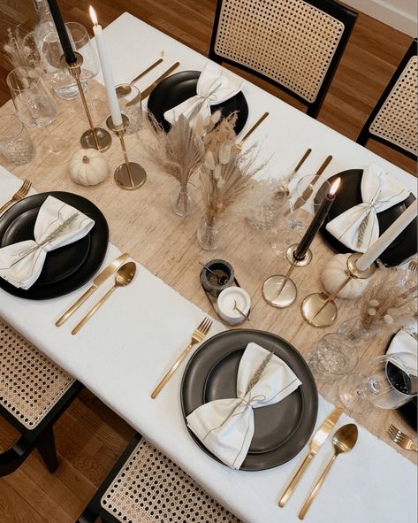 Table Settings Dinner, Tablescapes 2023, Boho Modern Table Setting, How To Set A Dining Table, Set Dinner Table, Decor Dinner Table, Table Decorations Dinner, Simple Modern Table Setting, Wedding Family Table Decor