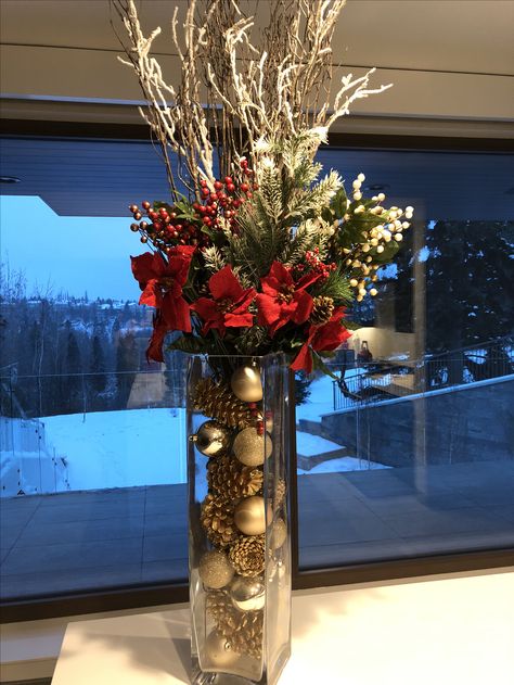 Christmas Flower Vase Arrangements, Christmas Tall Vase Decorations, Christmas Decor Vase Ideas, Large Vase Christmas Arrangements, Tall Vase Christmas Arrangements, Tall Christmas Vase Arrangement, Christmas Cylinder Vase Decorating Ideas, Christmas Decor Ideas Vases, Christmas Vase Ideas