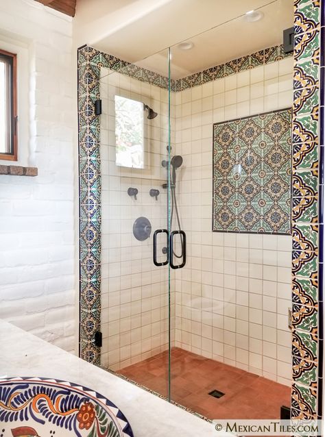 Mexican Houses Interior, Hacienda Style Bathroom, Mexican Bathroom Ideas, Spanish Bathroom Ideas, Hacienda Bathroom, Spanish Style Bathrooms Mexico, Mexican Style Bathroom, Talavera Bathroom, Mexican Tile Bathroom