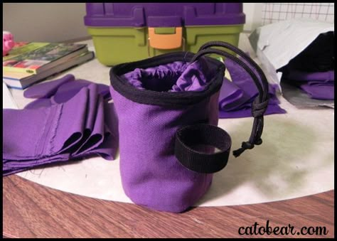 This is the how-to description for how I made dog bait bags (treat bags you wear on your belt loop, used to train dogs) for the Humane Society. Dog Supplies Storage, Dog Supplies Organization, Train Dogs, Agility Training For Dogs, Dog Treat Bag, Dog Treat Pouch, Dog Training Treats, Pouch Diy, Diy Dog Treats