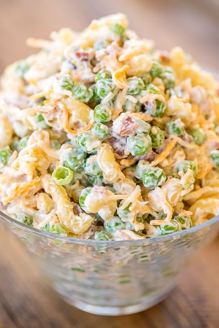 Cracked Out Pea Salad - Macaroni and green peas tossed in mayonnaise, cheddar, bacon and ranch. Seriously delicious!!! Great for potlucks or a side dish with a sandwiches. Great for all your spring and summer cookouts! Can make ahead and refrigerate until ready to serve. It has become our favorite pasta salad recipe!! #pastasalad #sidedish #bacon #ranch Cracked Out Pea Salad, Cracked Out, Pea Salad Recipes, Resep Pasta, Resep Salad, Cold Pasta, Salad Pasta, Pea Salad, Cold Salad