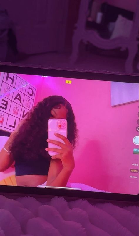 ipad flicks Pretty Selfies Baddie, Ipad Pictures Instagram, Ipad Pictures Selfie, Ipad Photo Ideas, Pictures Of Random Things, Ig Pic Ideas, Black Poses, Ipad Selfie, Ipad Pictures