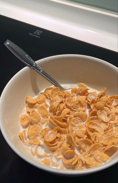 Corn Flakes Aesthetic, Cornflakes Aesthetic, Cereals Aesthetic, Eating Food Funny, Food Therapy, Corn Flakes, Best Breakfast Recipes, Homemade Snacks, Food Snapchat