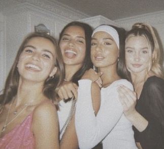 4 Musketeers, Friends Vibe, 4 Friends, Shotting Photo, Best Friend Photoshoot, Taylor Hill, Best Friend Photos, Cute Friend Pictures, Bff Goals