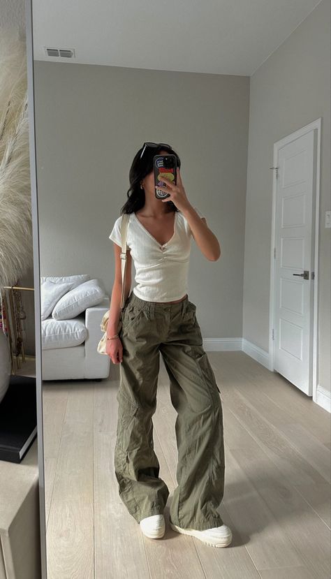 summer outfit cargo pants sneakers casual outfit green cargos Commuter Style Women, Simple Womens Outfits, Modern Style Clothing, Summer Outfits Pants Casual, White Tanktop Outfit, Meeting The Parents Outfit Summer, Simple Style Aesthetic, Jean And Black Top Outfit, Acubi Simple Outfits