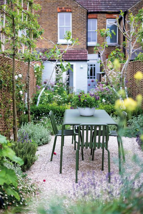 Narrow Garden, Small Courtyard Gardens, Courtyard Gardens Design, Walled Garden, Traditional Garden, City Garden, Flowers Wallpaper, Small Garden Design, Courtyard Garden