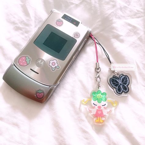 2000s Phone, Flip Phone Aesthetic, Estilo Punk Rock, Y2k Phone, Retro Gadgets, Retro Phone, Vintage Phones, 2000s Aesthetic, Flip Phone