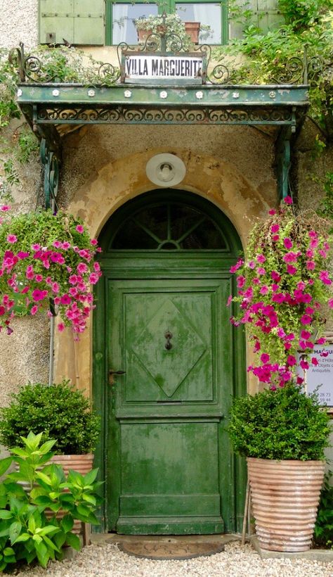 Doors from around the world ideas for your renovation project - Dordogne, France Love this! And our doors at http://The1870.com Dordogne France, Interior Boho, When One Door Closes, Cool Doors, Green Door, Door Gate, Plants And Flowers, Old Doors, Unique Doors