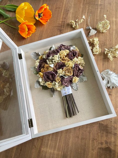 Wedding Bouquet Box Frame Ideas, Keepsake Flower Ideas, Wedding Bouquet Shadow Box Ideas, Preserved Flower Shadow Box Ideas, Shadow Box Bridal Bouquet, Display Dried Wedding Bouquet, Flower Dried Ideas, How To Save Wedding Flowers, What To Do With Dried Wedding Bouquet