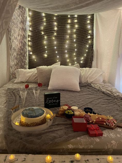 Anniversary date night in fort/movie night! Complete with charcuterie (Obviously), fancy glasses, candles and fairy lights! Fort Movie Night, Movie Night Fort, Fort Date, Date Night In Ideas, Night In Ideas, Fancy Glasses, Date Night In, Friend Poses Photography, Anniversary Dates